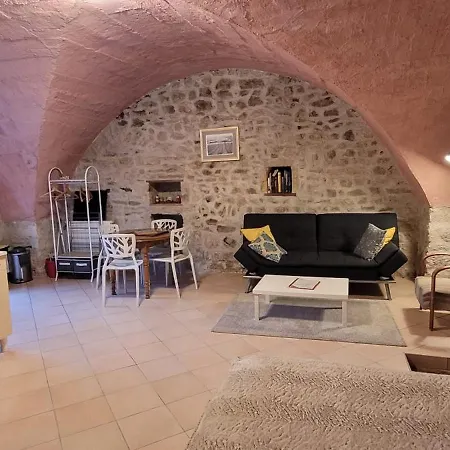 Joli Dans Cuvage D'une Maison Vigneronne Saint-Yvoine