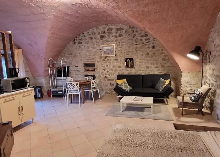 Joli Dans Cuvage D'une Maison Vigneronne Saint-Yvoine